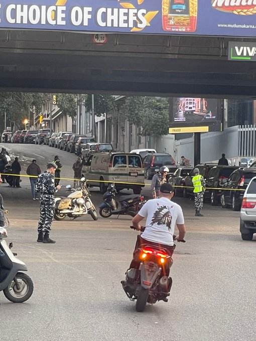 قطع الطريق المؤدية إلى المبنى المهدَّد في الباشورة