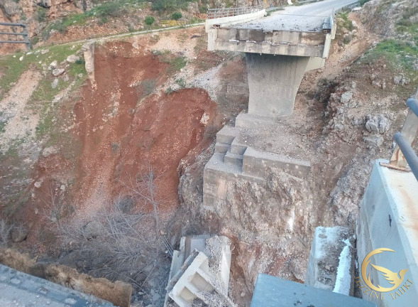 جسر الدلافة مدمرا بعد الغارة الثانية عليه ليلا