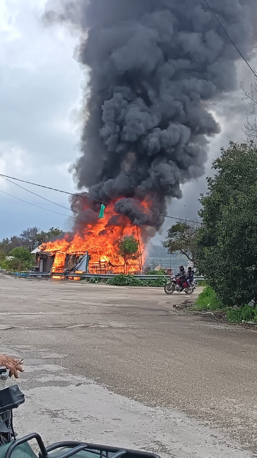 ماس كهرباء ادى الى احتراق كافيه المختار في عدلون