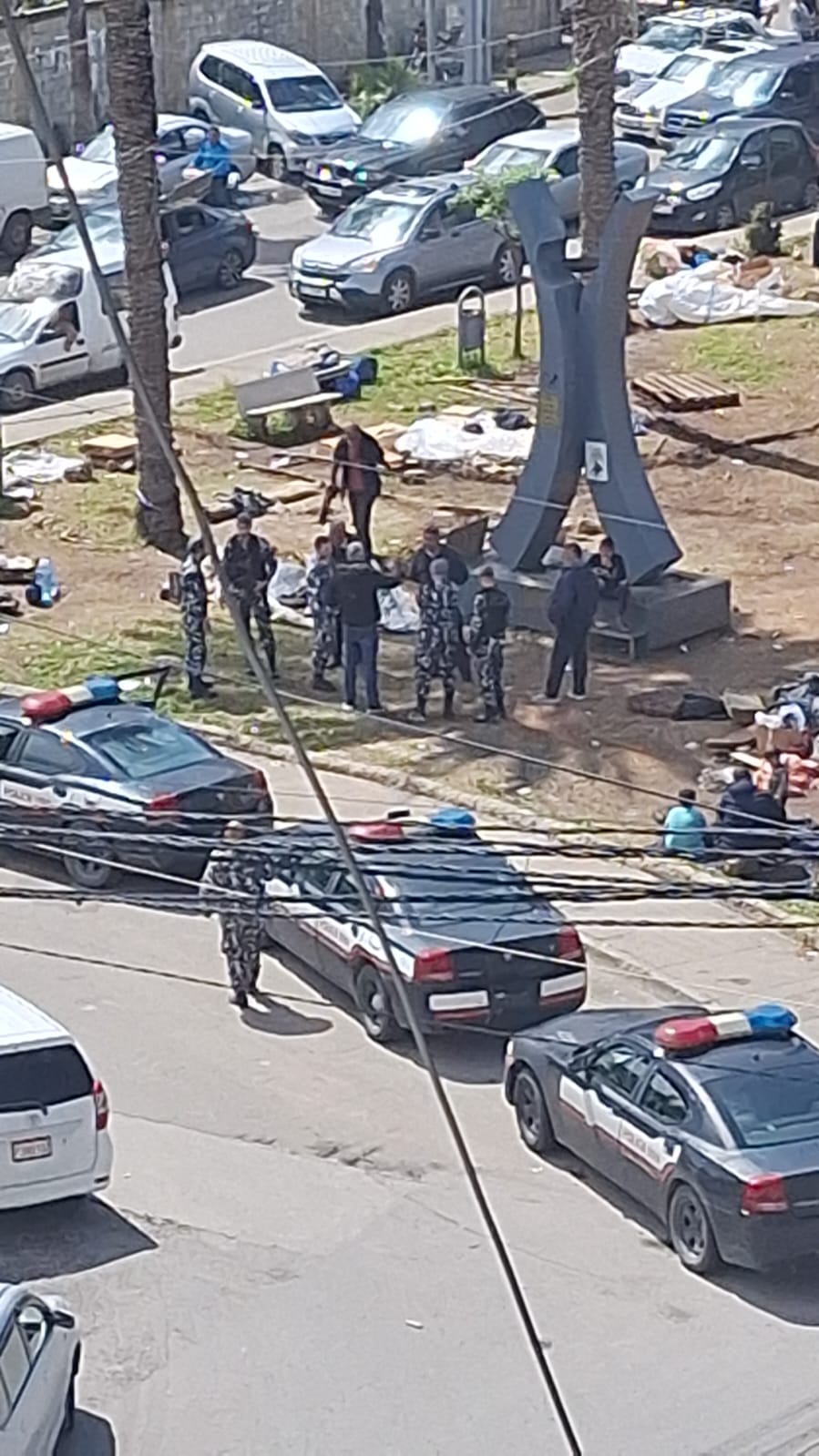 بدأ إخلاء ساحة الشهداء عند دوار الراهبات من النازحين لإرسالهم إلى مراكز الإيواء