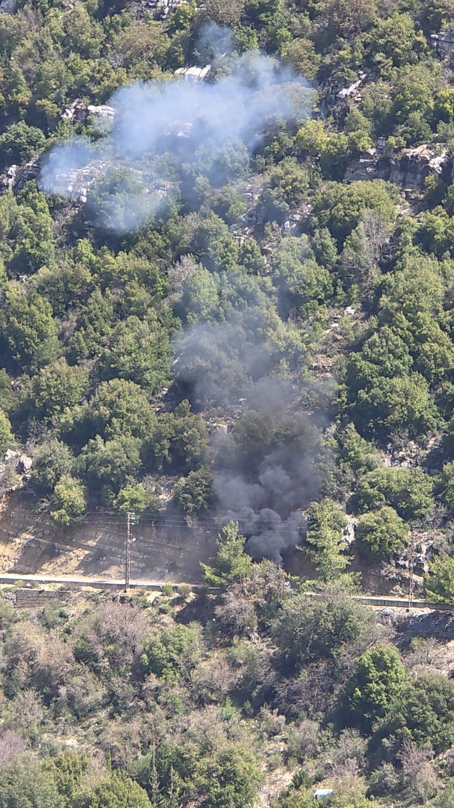 جزين تحكي: 4 شهداء 3 شبان وامرأة في الغارة التي استهدفت السيارة في جزين (تيا عون)