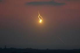 قنابل مضيئة فوق شمع والبياضة