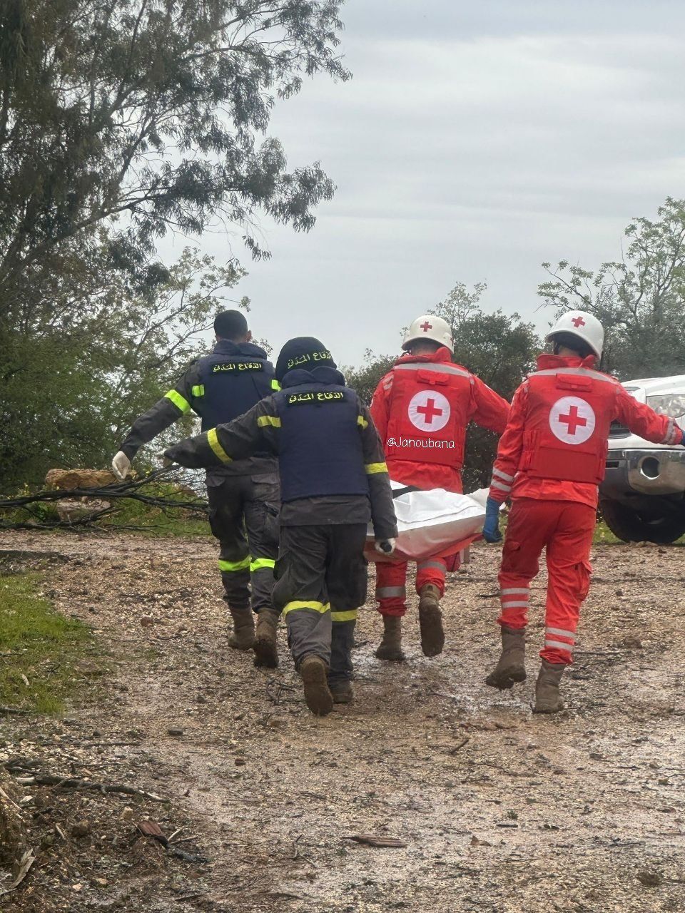الصليب الأحمر اللبناني: انتشلنا 6 شهداء إثر الغارة على مدافن بلدة راشيا الفخار.