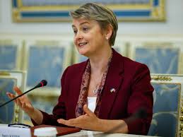 وزيرة خارجية بريطانيا: دول العالم عازمة على استخدام كافة السبل الدبلوماسية والاقتصادية لإعادة فتح مضيق هرمز