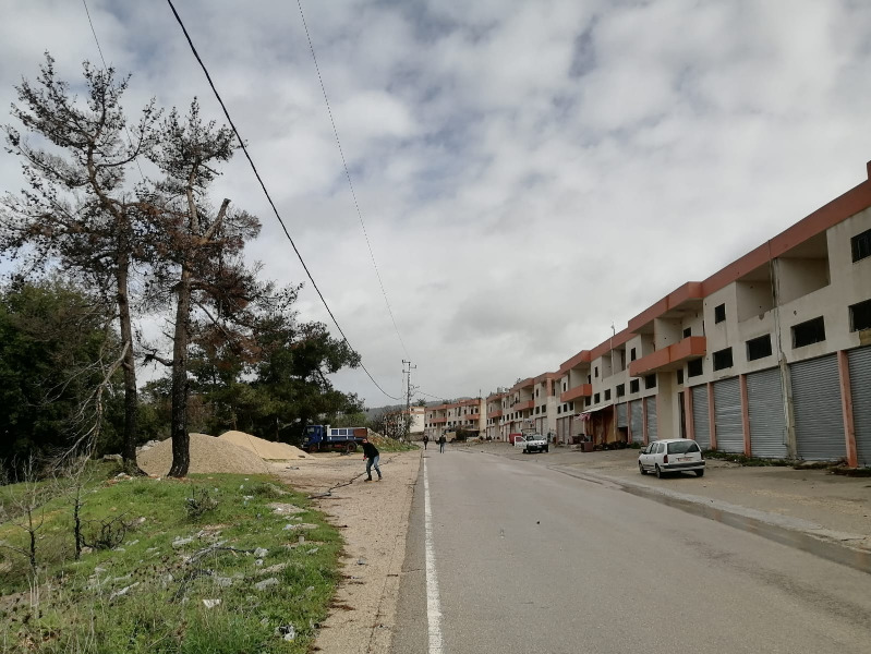 رغم الأمطار والوضع الأمني شركة مراد بمواكبة الجيش تصلح أعطال شبكة الكهرباء على طريق القطراني