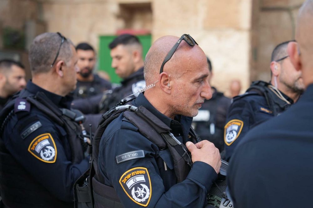 القناة ١٢ العبرية: الشرطة تتحقق من ثلاثة أشخاص مفقودين في موقع الانهيار في حيفا فرق الإنقاذ تواصل العمل بين الأنقاض