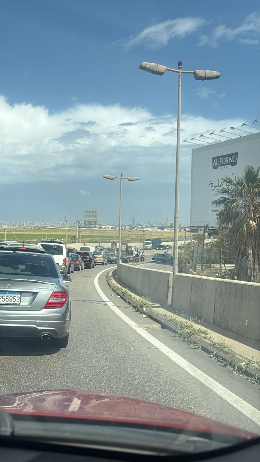 السير متوقف في أنفاق المطار باتجاه بيروت بسبب حادث سير داخل النفق