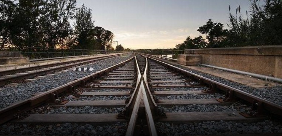 رويترز: السكك الحديدية في مشهد بإيران تتوقف بعد تحذير إسرائيل