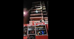 فوج إطفاء بيروت تمكن من إنقاذ شخصين من المبنى في تلة الخياط