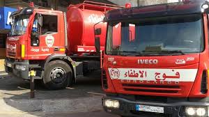 فوج إطفاء بيروت في منطقة المنارة لتلبية نداء استغاثة من تحت الانقاض