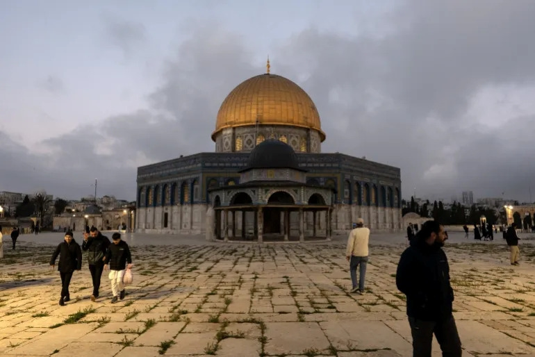 100 ألف مصلٍّ يؤدون صلاة الجمعة في المسجد الأقصى بعد إعادة فتحه