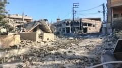 الدمار بعد الغارة ليلا على معركة