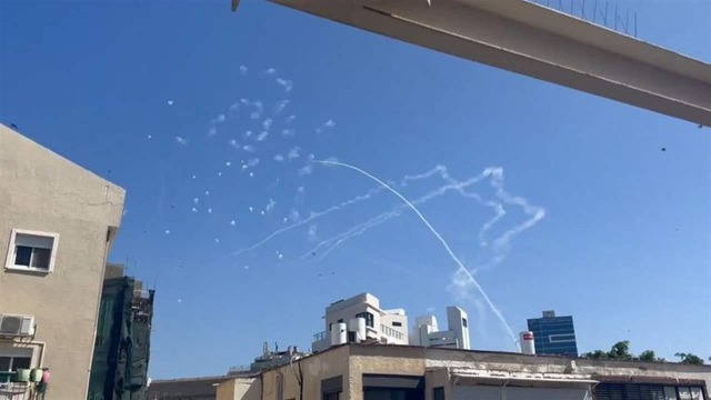 إذاعة الجيش الإسرائيلي: إطلاق 4 صواريخ من لبنان باتجاه كرمئيل واعتراض 2 منها وآخران سقطا بمناطق مفتوحة
