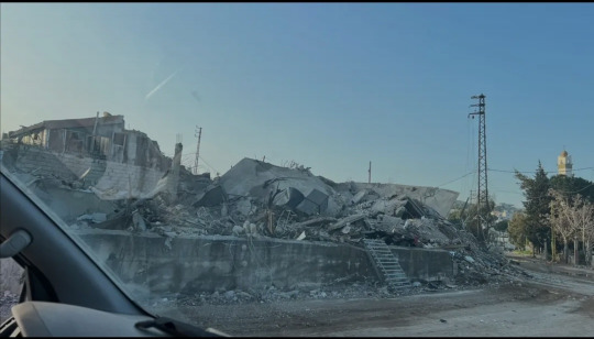 اثار الغارة على على مدخل بلدة سحمر (جوني كيوان)