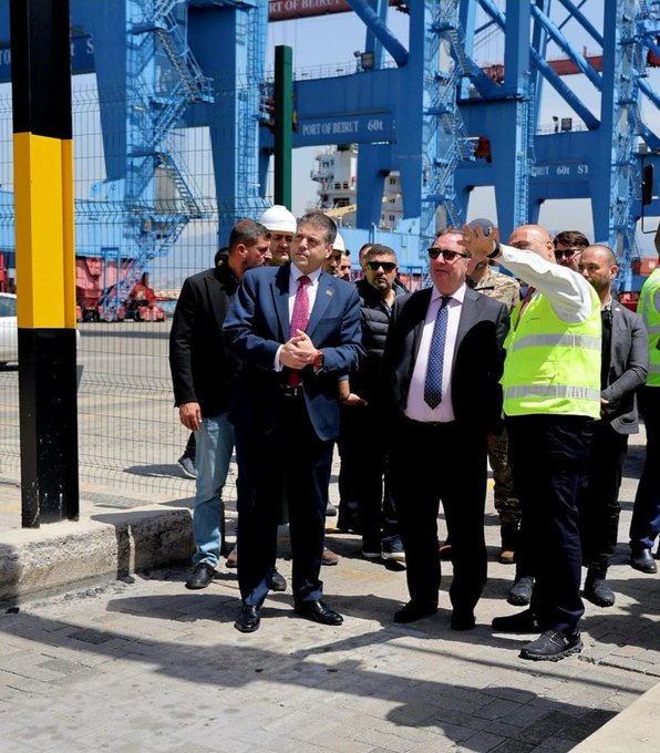 جولة للسفير البريطاني في مرفأ بيروت!