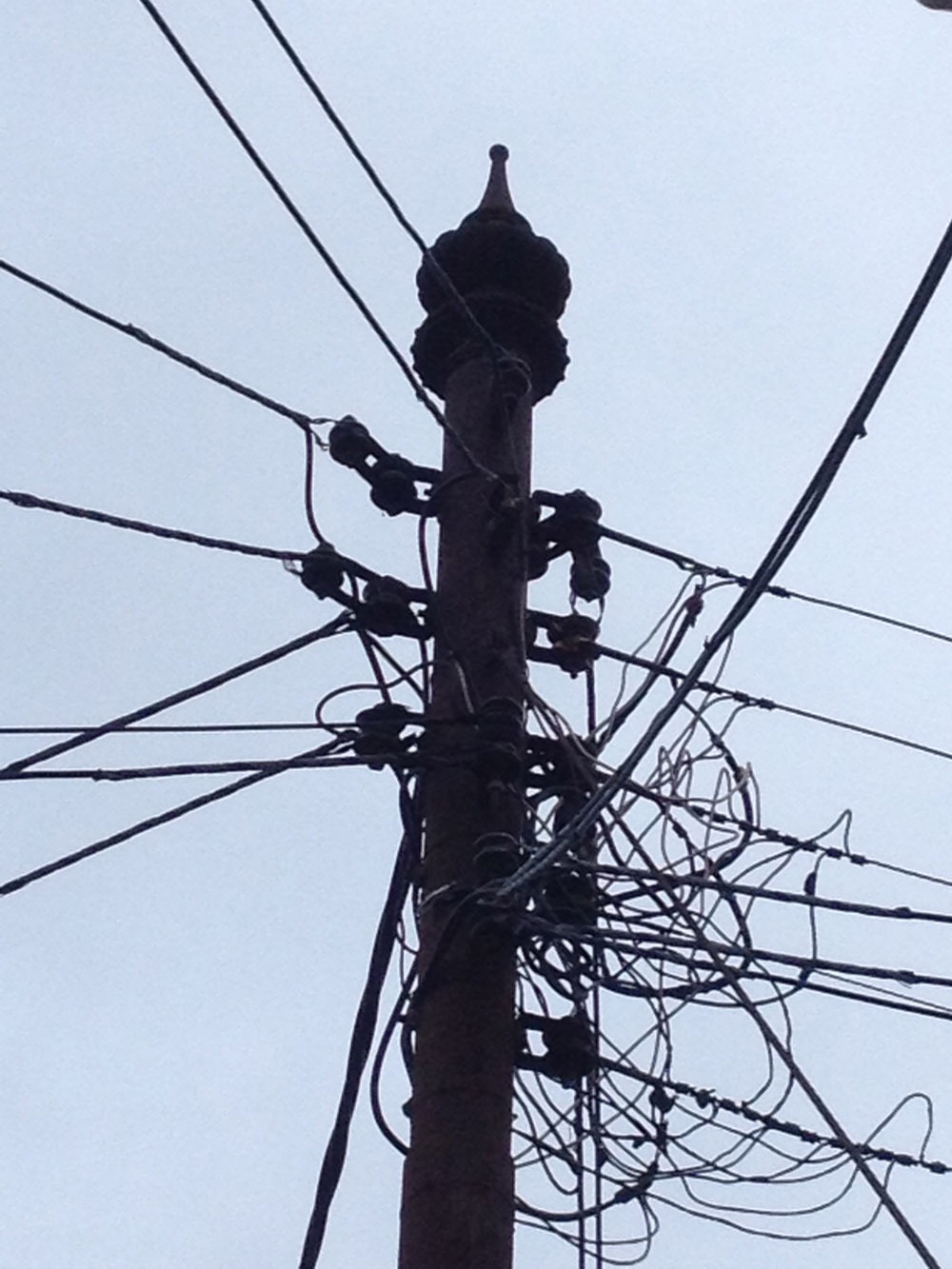 افاد مراسل جزين تحكي جوني كيوان عن انقطاع الكهرباء بعد الغارتين على عرمتى