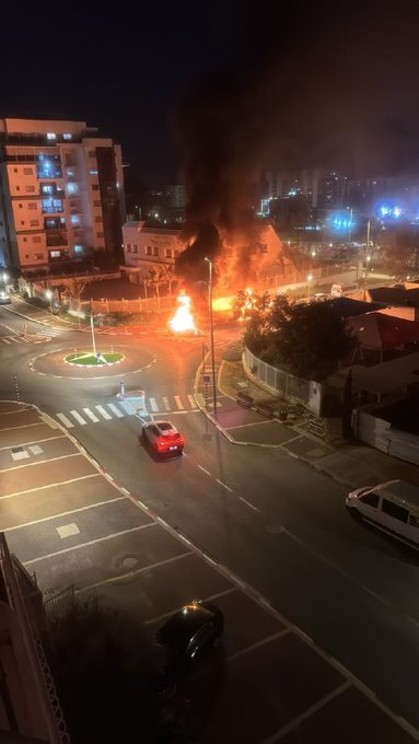 القناة 12 الإسرائيلية: اشتعال سيارتين في نهاريا بعد الرشقة الصاروخية الأخيرة من لبنان