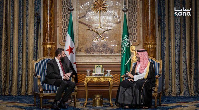 صورة من لقاء ولي العهد السعودي الأمير محمد بن سلمان والرئيس السوري احمد الشرع في جدة