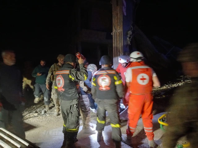 تمكنت فرق الصليب الأحمر والدفاع المدني والجيش اللبناني من سحب جثة الزميلة الشهيدة امال خليل من تحت الركام في المنزل المستهدف في الطيري