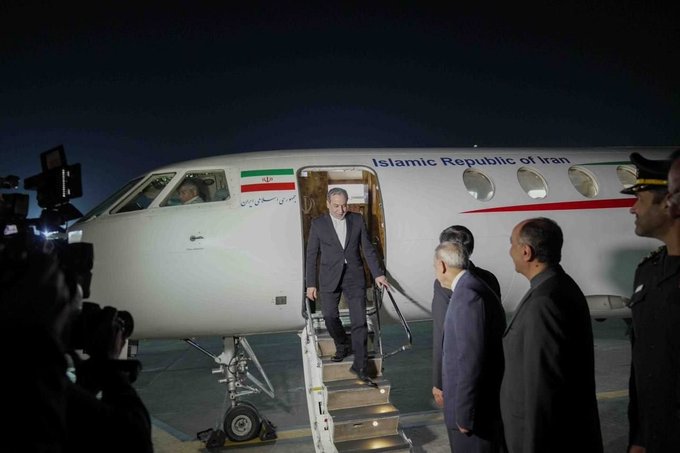 لحظة وصول وزير الخارجية الإيراني عباس عراقجي إلى إسلام آباد