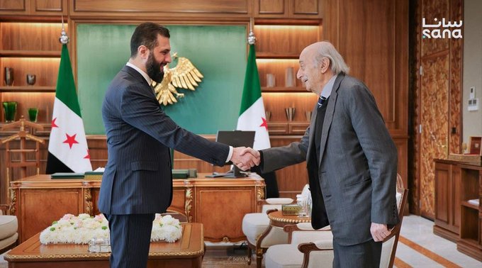 صورة من لقاء الرئيس السوري أحمد الشرع برئيس الحزب التقدمي الاشتراكي السابق وليد جنبلاط