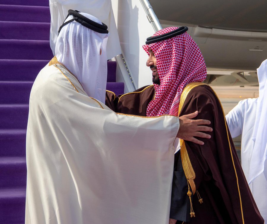 أمير قطر يصل إلى جدة لحضور القمة الخليجية وولي العهد السعودي في استقباله