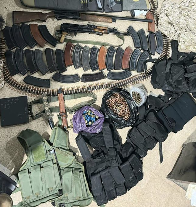 الجيش اللبناني: نفّذت وحدات من الجيش مداهمات في بلدة بريتال – بعلبك، أسفرت عن ضبط أسلحة وذخائر حربية وأعتدة عسكرية، وتوقيف المواطن (م.م) لإقدامه على إطلاق النار خلال مراسم تشييع