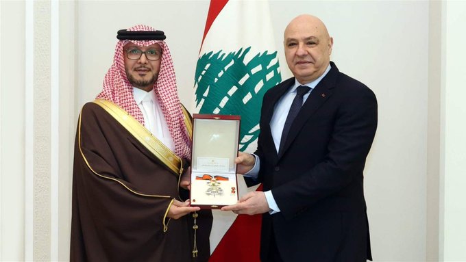 عون قلد البخاري وسام الأرز الوطني من رتبة ضابط أكبر