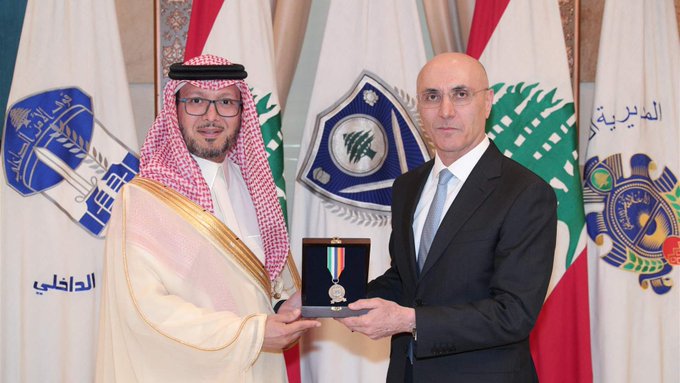 الحجار يمنح البخاري ميدالية وزارة الداخلية تقديرا لدوره في تعزيز العلاقات اللبنانية-السعودية