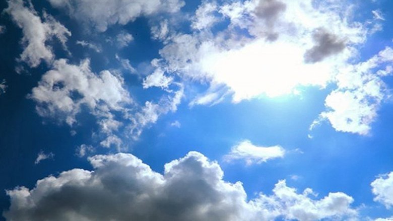 الطقس غدا غائم جزئيا وضباب ورطوبة مرتفعة واستقرار الحرارة على الساحل