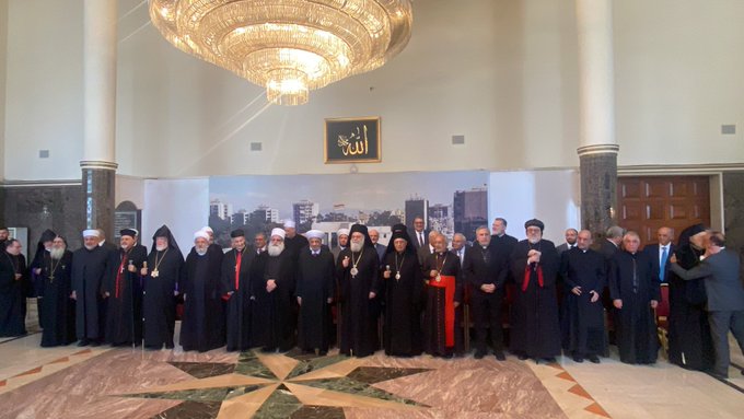 صورة تذكارية لرؤساء الطوائف قُبيل انعقاد القمة الروحية الإسلامية - المسيحية في دار الطائفة الدرزية في فردان