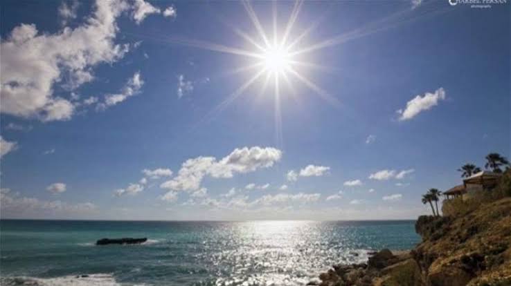 الطقس صاف الى قليل الغيوم مع ضباب على الجبال