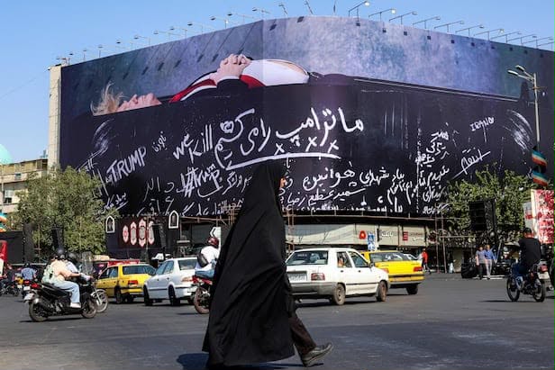 إيران بلوحة إعلانية في طهران: سنقتل ترامب