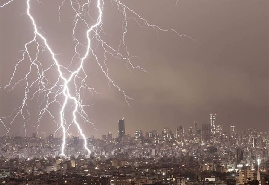 الطقس غدا غائم الى ماطر مع انخفاض طفيف بالحرارة وبرق ورعد