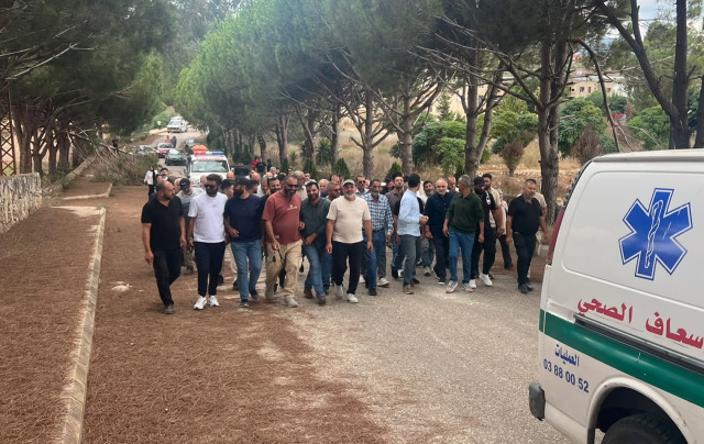 أهالي بلدة النبطية الفوقا يدخلونها سيرًا على الأقدام
