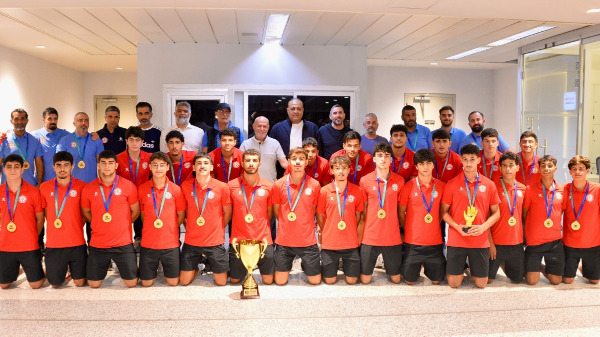 إنجاز تاريخي: استقبال عارم لمنتخب لبنان للناشئين بطل غرب آسيا في مطار بيروت