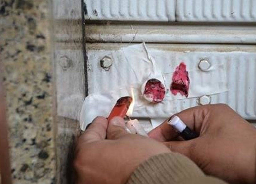 ختم مستودع الأدوية في غاليري سمعان بناية الزغلول بالشمع الأحمر من قبل المباحث الجنائية المركزية