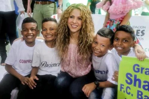  منظمة شاكيرا الخيرية لتأمين التعليم لآلاف الأطفال مجاناً..
